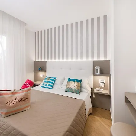 Ariane - Beachfront, Xxl Breakfast & Sea View Rimini