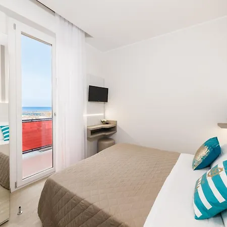 Ariane - Beachfront, Xxl Breakfast & Sea View Hotel