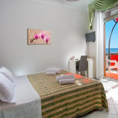 Ariane - Beachfront, Xxl Breakfast & Sea View מלון רימיני
