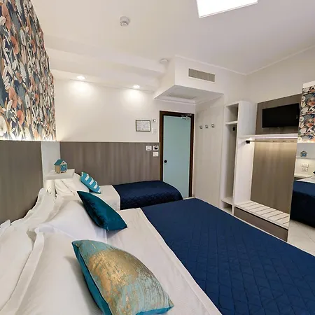 Ariane - Beachfront, Xxl Breakfast & Sea View מלון