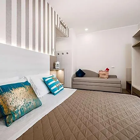 Ariane - Beachfront, Xxl Breakfast & Sea View 3*