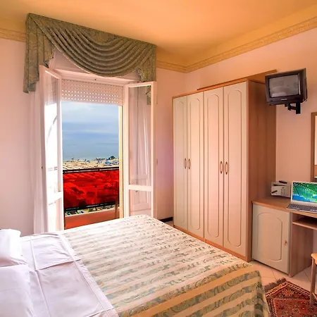 Ariane - Beachfront, Xxl Breakfast & Sea View 3*