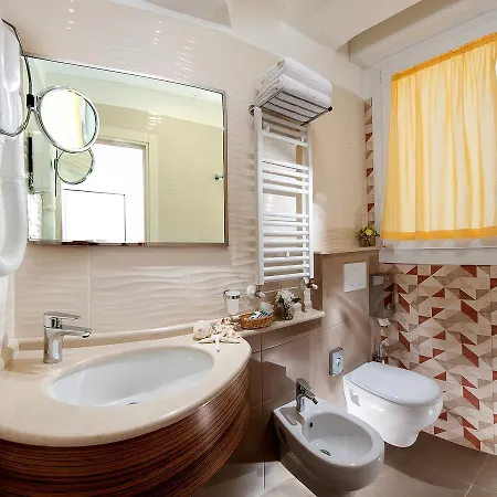 Ariane - Beachfront, Xxl Breakfast & Sea View 호텔 리미니