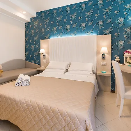 Ariane - Beachfront, Xxl Breakfast & Sea View 호텔 3*