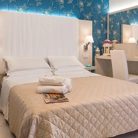 מלון Ariane - Beachfront, Xxl Breakfast & Sea View 3*