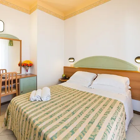 Ariane - Beachfront, Xxl Breakfast & Sea View 3*