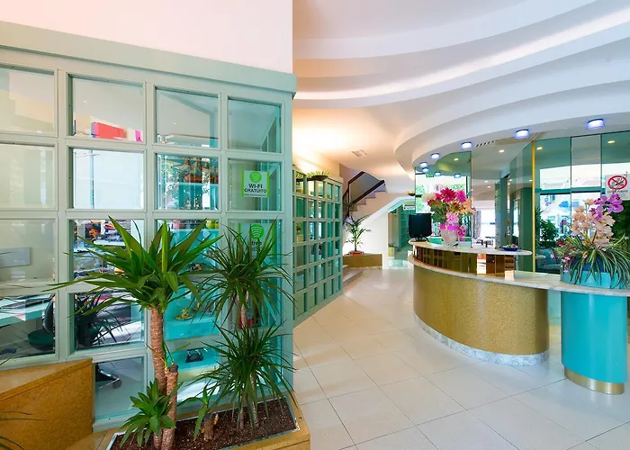 Ariane - Beachfront, Xxl Breakfast & Sea View 酒店 3*